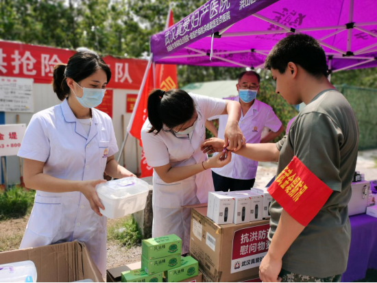 武汉真爱妇产医院送医送药到防汛一线